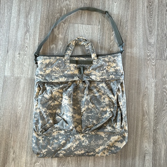 U.S. military bags ACU Flying Circle Bag and green flyer’s helmet bag - Picture 7 of 12